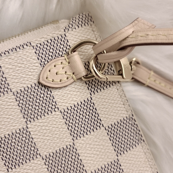 🤍Louis Vuitton Wristlet🤍 - Picture 11 of 14